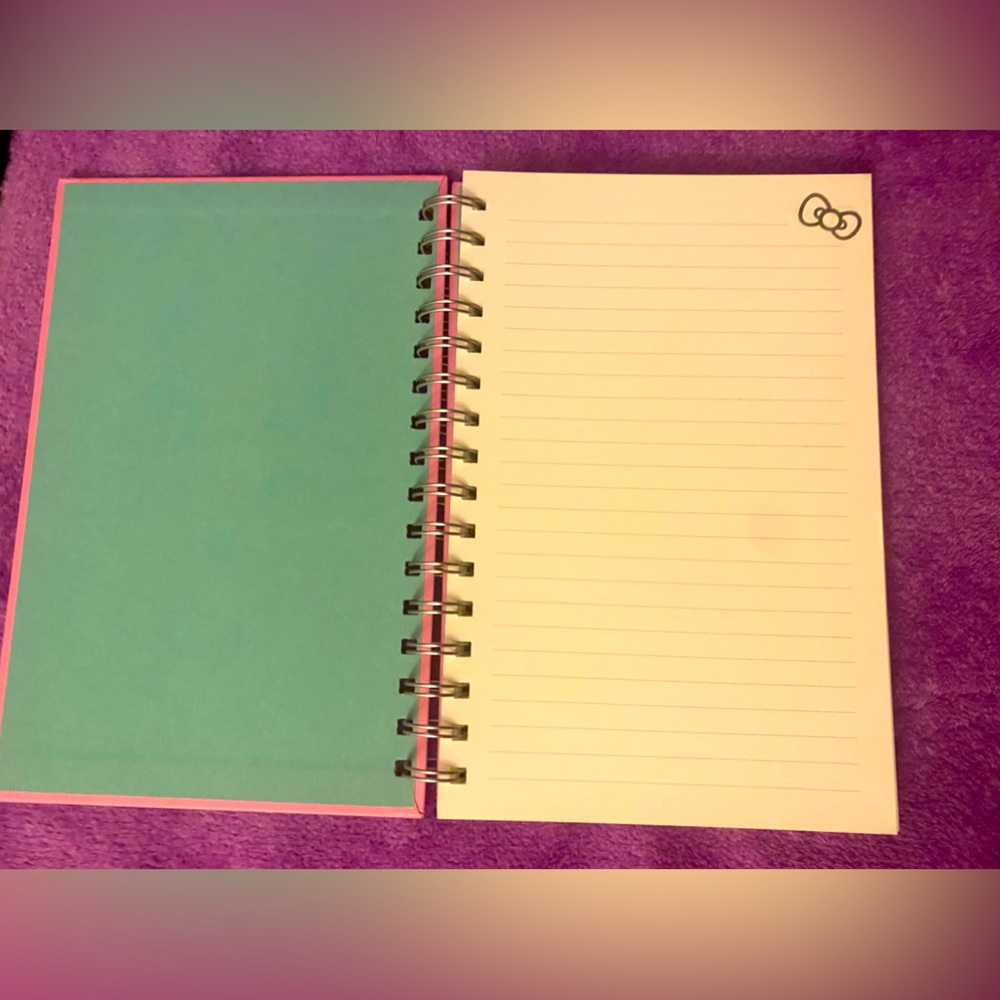 - Hello Kitty Notebook + BONUS - Picture 2 of 3